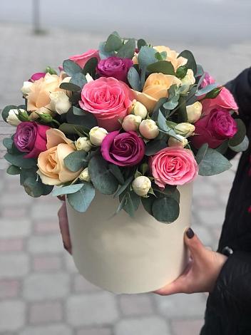 Цветочная композиция из Розы в шляпной коробке в Калинино